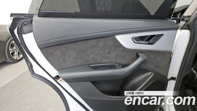 Audi Q8 2022 — Photo 2/31