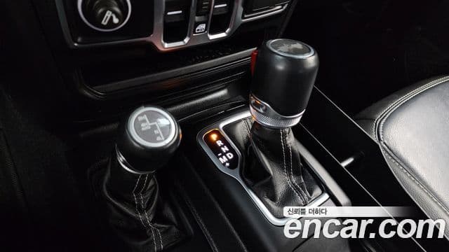 Jeep Wrangler 2021 — ფოტო 9/20