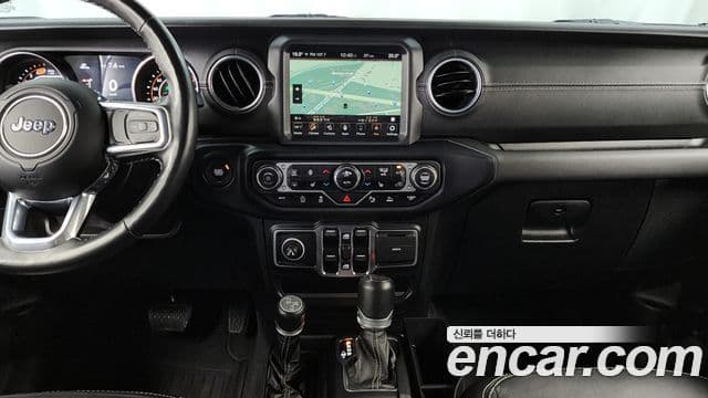 Jeep Wrangler 2021 — ფოტო 14/20