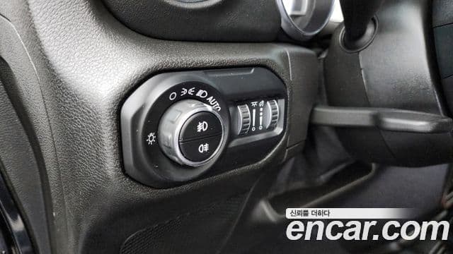 Jeep Wrangler 2021 — ფოტო 16/20