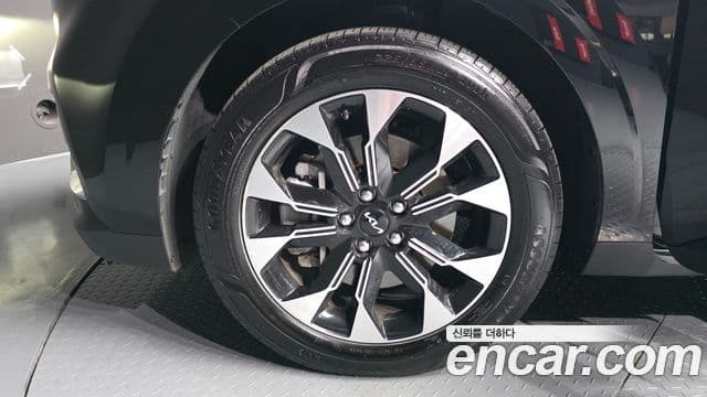 Kia Carnival 2023 — ფოტო 5/20