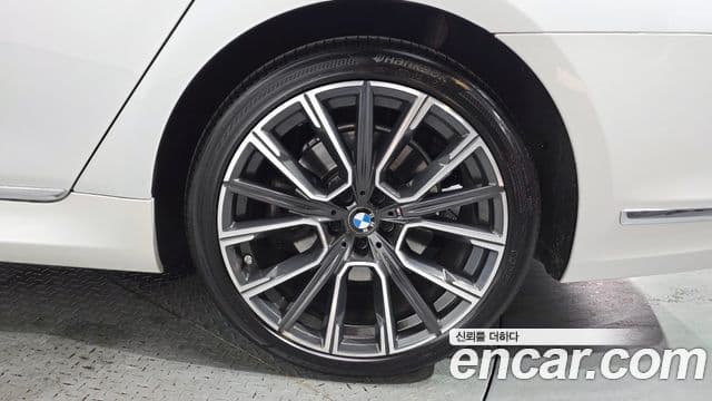 BMW 7 Series 2021 — Şəkil 23/32
