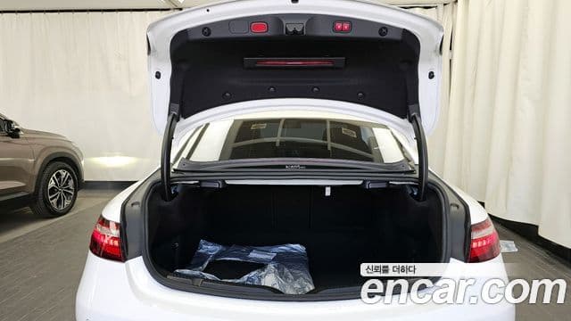 Mercedes-Benz E-Class 2021 — ფოტო 20/20