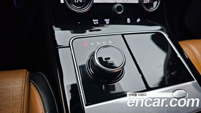 Land Rover Range Rover Velar 2018 — ფოტო 8/20