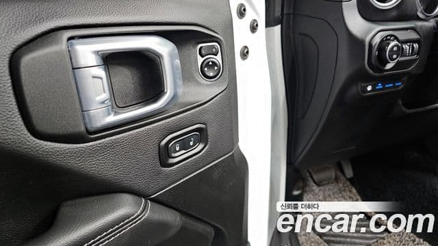 Jeep Wrangler 2021 — ფოტო 13/20