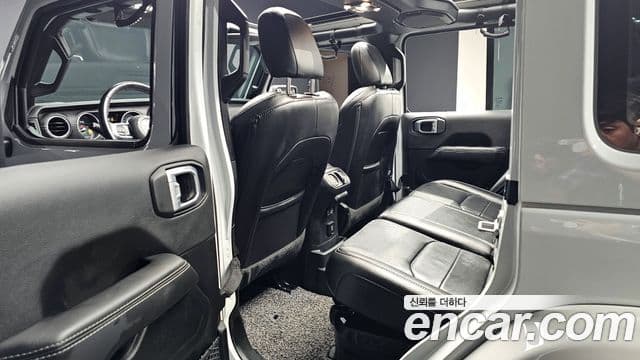 Jeep Wrangler 2021 — Photo 18/32