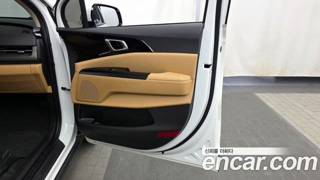 Kia Carnival 2023 — ფოტო 14/32