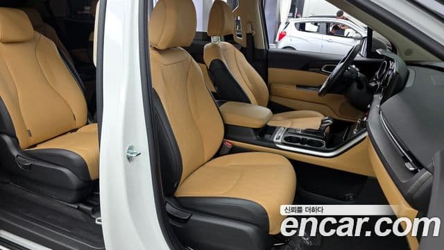 Kia Carnival 2023 — ფოტო 1/32