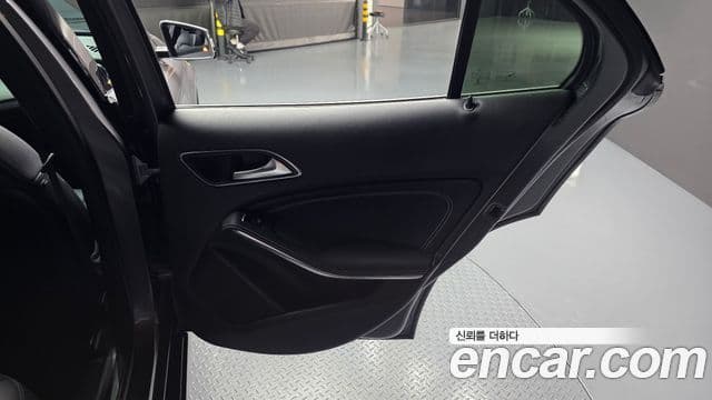 Mercedes-Benz GLA-Class 2019 — Şəkil 13/33