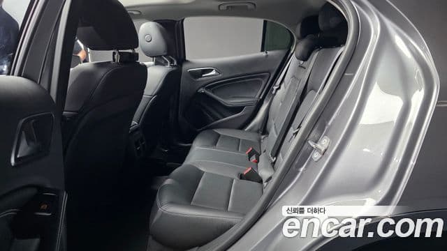 Mercedes-Benz GLA-Class 2019 — Şəkil 30/33