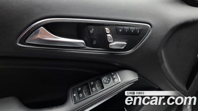 Mercedes-Benz GLA-Class 2019 — Şəkil 14/33