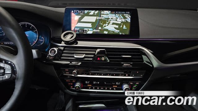 BMW 5 Series 2018 — фото 14 из 20