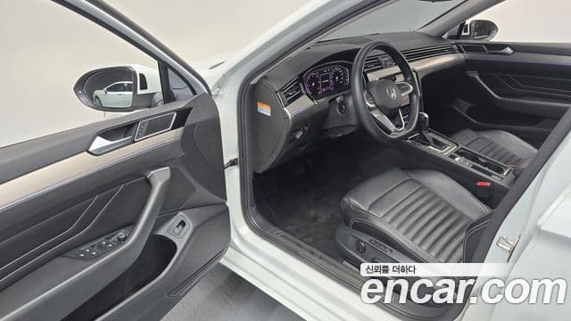 Volkswagen Passat GT 2022 — ფოტო 10/20