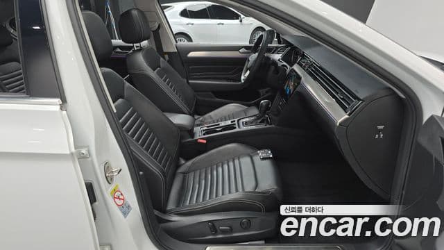 Volkswagen Passat GT 2022 — ფოტო 11/20