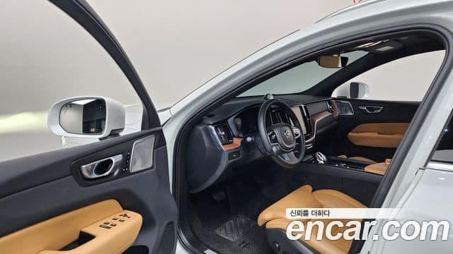 Volvo XC60 2023 — Şəkil 8/20