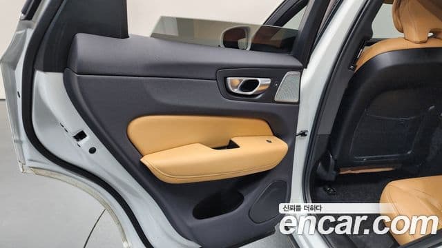 Volvo XC60 2023 — Photo 16/41