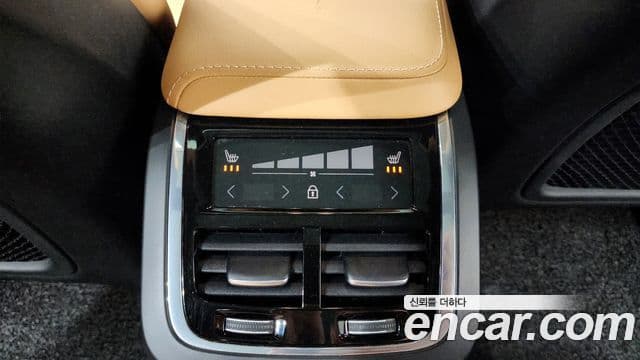 Volvo XC60 2023 — Photo 24/41
