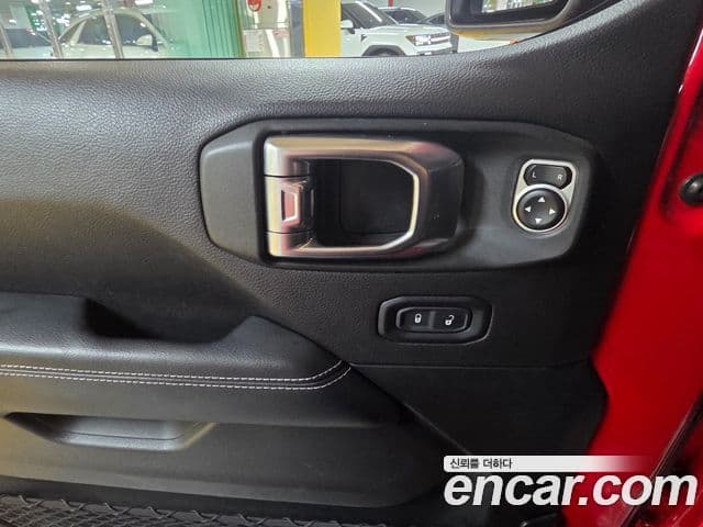 Jeep Wrangler 2019 — ფოტო 14/20