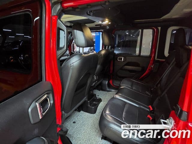 Jeep Wrangler 2019 — ფოტო 7/20