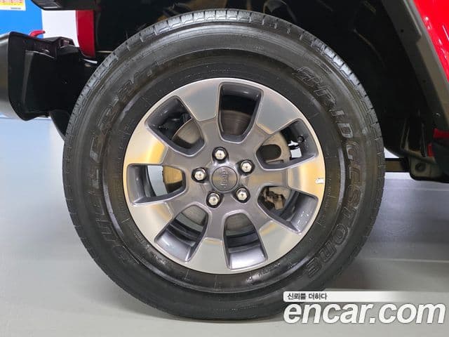 Jeep Wrangler 2019 — ფოტო 16/20