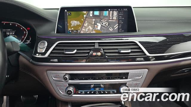 BMW 7 Series 2021 — фото 14 из 20