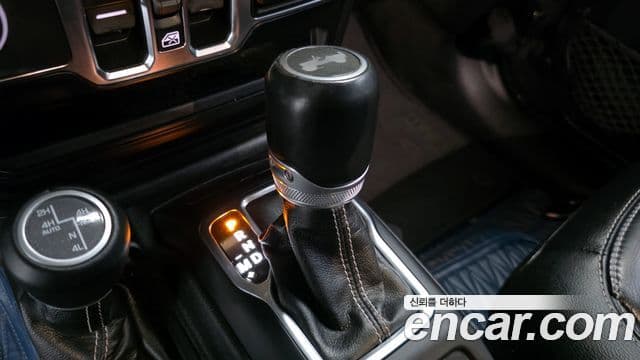 Jeep Wrangler 2021 — ფოტო 14/20