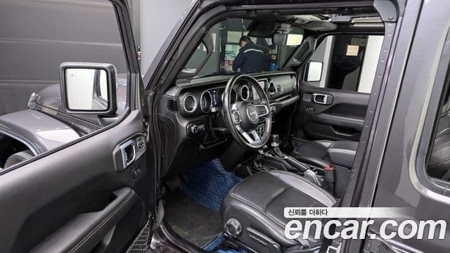Jeep Wrangler 2021 — ფოტო 17/20