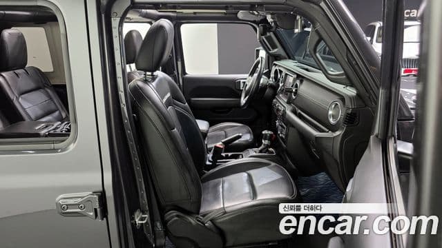 Jeep Wrangler 2021 — ფოტო 18/20
