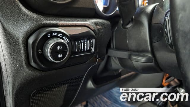 Jeep Wrangler 2021 — ფოტო 6/20