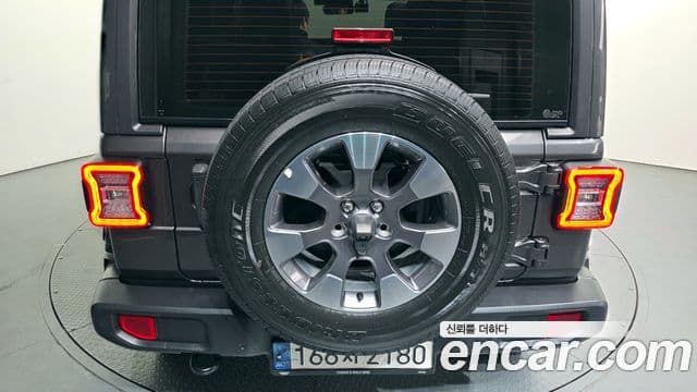 Jeep Wrangler 2021 — ფოტო 7/20