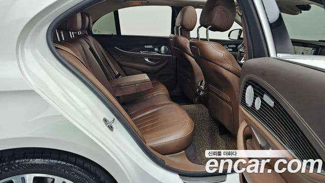 Mercedes-Benz E-Class 2020 — ფოტო 11/20