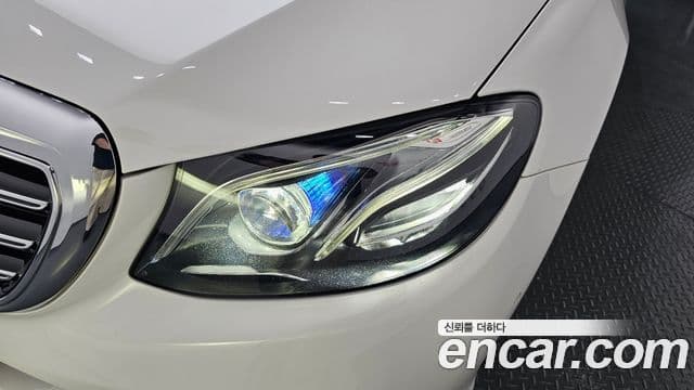 Mercedes-Benz E-Class 2020 — Photo 28/37