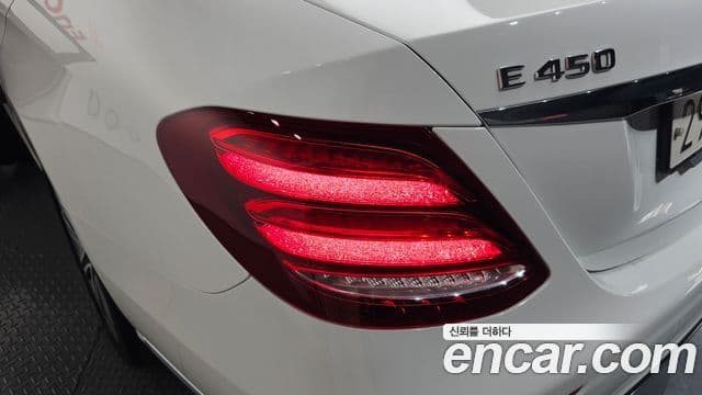 Mercedes-Benz E-Class 2020 — Photo 18/37