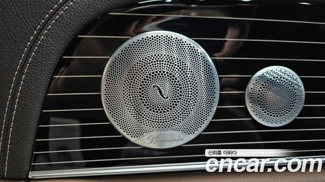 Mercedes-Benz E-Class 2020 — Photo 25/37