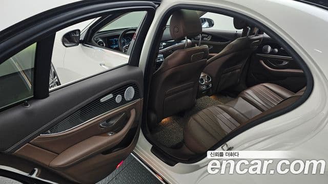 Mercedes-Benz E-Class 2020 — Photo 27/37