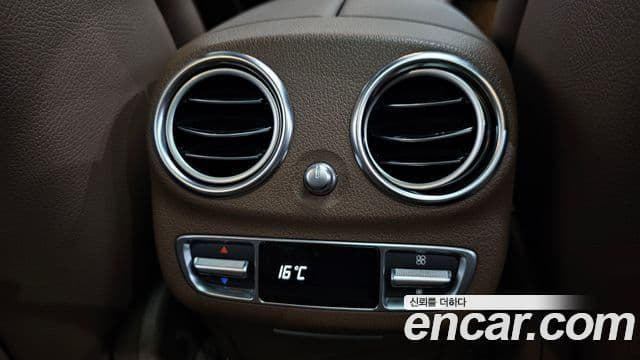 Mercedes-Benz E-Class 2020 — Photo 8/37