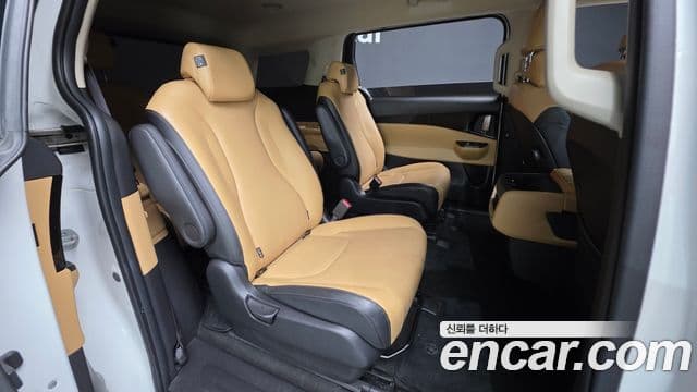 Kia Carnival 2022 — ფოტო 19/20