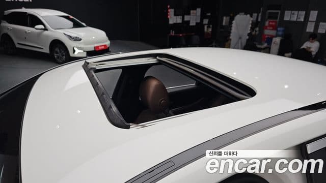 Mercedes-Benz E-Class 2022 — ფოტო 18/20