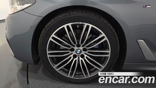 BMW 5 Series 2019 — Фото 4/20