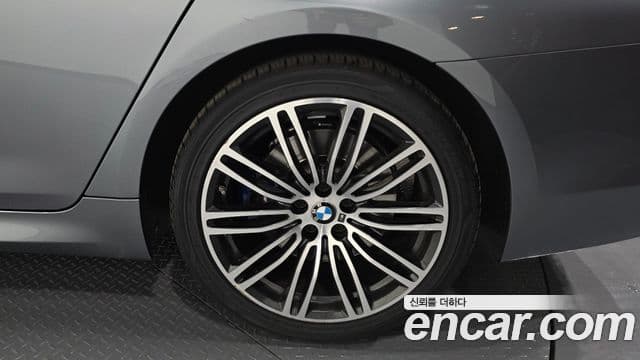 BMW 5 Series 2019 — ფოტო 22/32