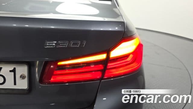 BMW 5 Series 2019 — ფოტო 28/32