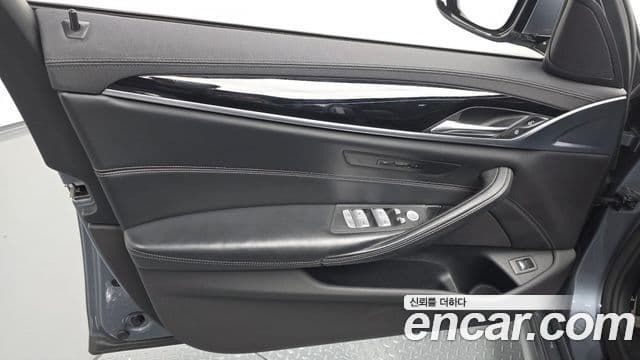 BMW 5 Series 2019 — ფოტო 29/32