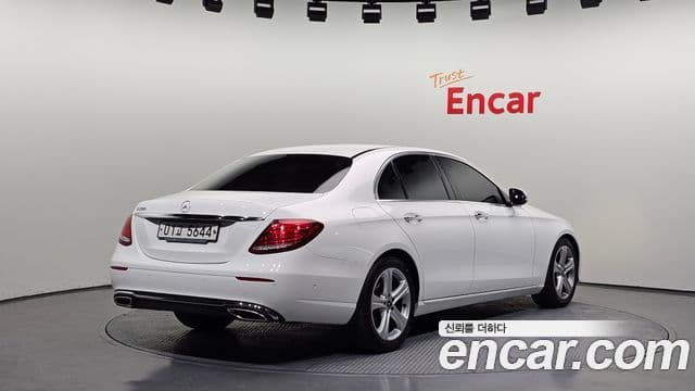 Mercedes-Benz E-Class 2018 — ფოტო 2/20
