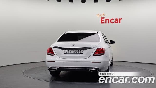 Mercedes-Benz E-Class 2018 — ფოტო 4/20