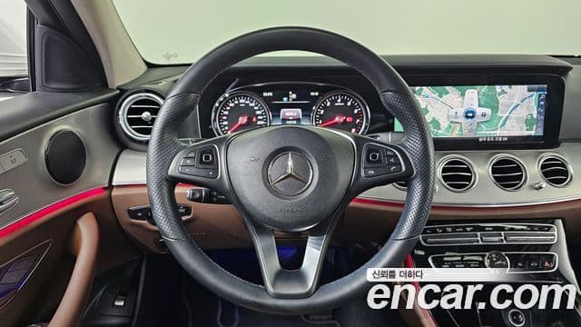 Mercedes-Benz E-Class 2018 — ფოტო 13/20