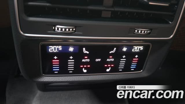 Audi Q7 2022 — ფოტო 17/20