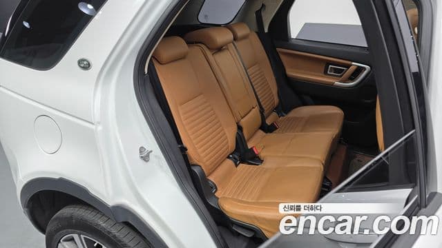 Land Rover Discovery Sport 2018 — Фото 11/20