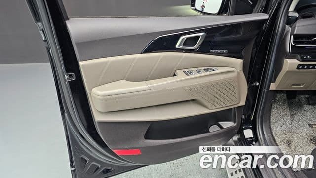Kia Carnival 2024 — ფოტო 27/32