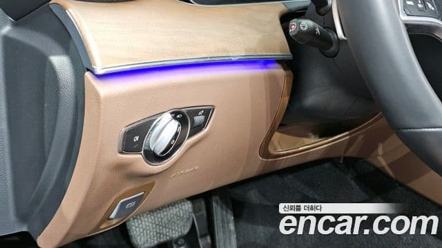 Mercedes-Benz E-Class 2021 — ფოტო 18/20