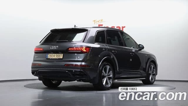 Audi Q7 2022 — ფოტო 2/20